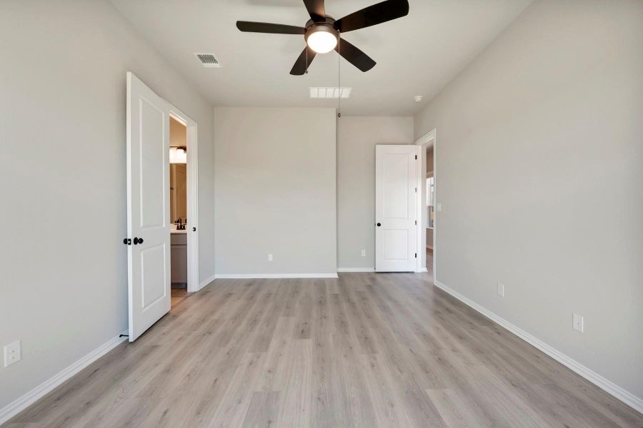 Spacious, unfurnished interior of a new home in Heritage, Dripping Springs (Image 17).