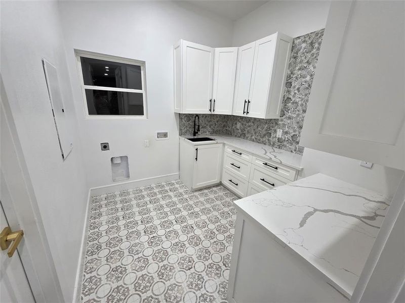 Furnished interior view inside a new home in , Waxahachie (Image 8).