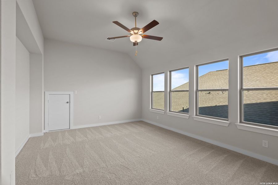 Spacious, unfurnished interior of a new home in Nopal Valley, San Antonio (Image 32).