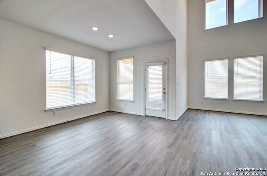 Spacious, unfurnished interior of a new home in Veranda, New Braunfels (Image 22).