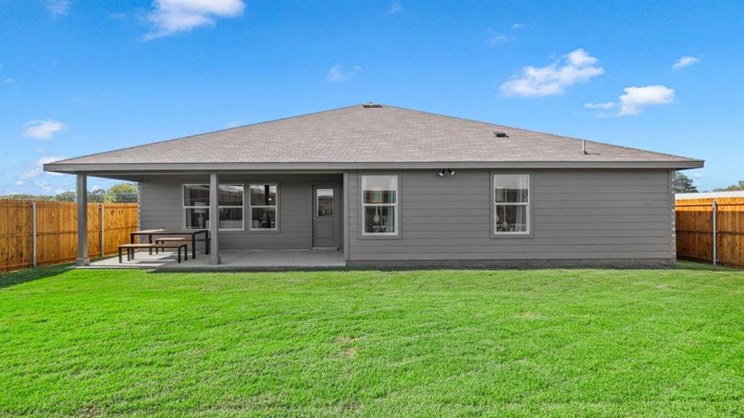 Exterior details and patio area of a home in Lakeview Pointe, Grand Prairie (Image 3).