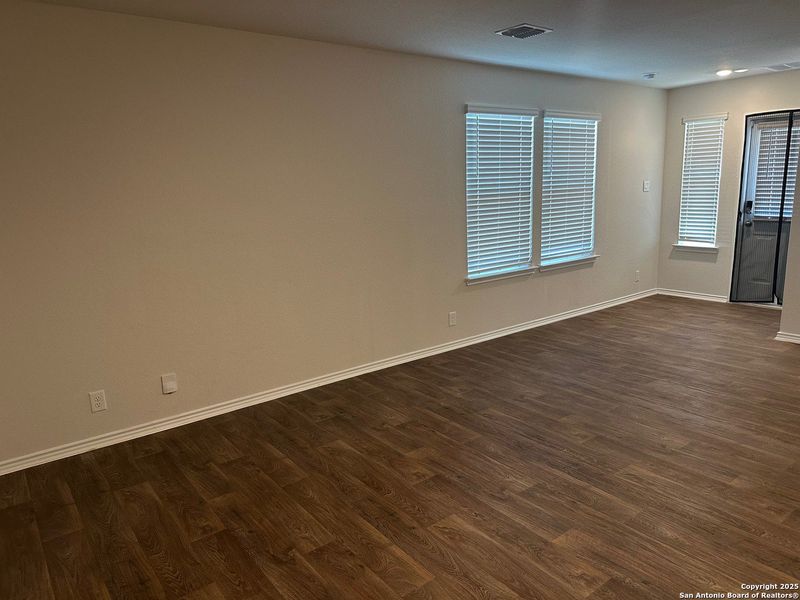 Spacious, unfurnished interior of a new home in Valley Ranch, San Antonio (Image 9).