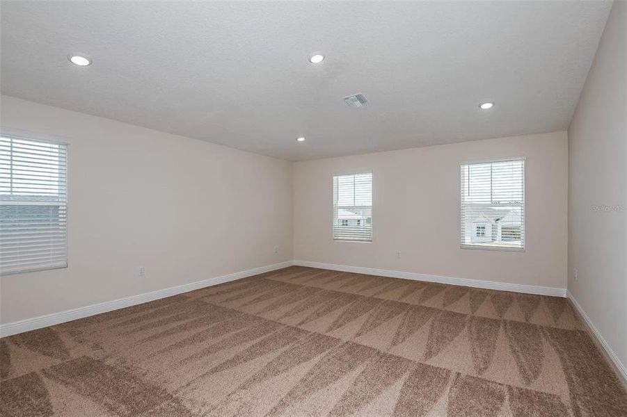 Spacious, unfurnished interior of a new home in Pasadena Landing, Wesley Chapel (Image 13).