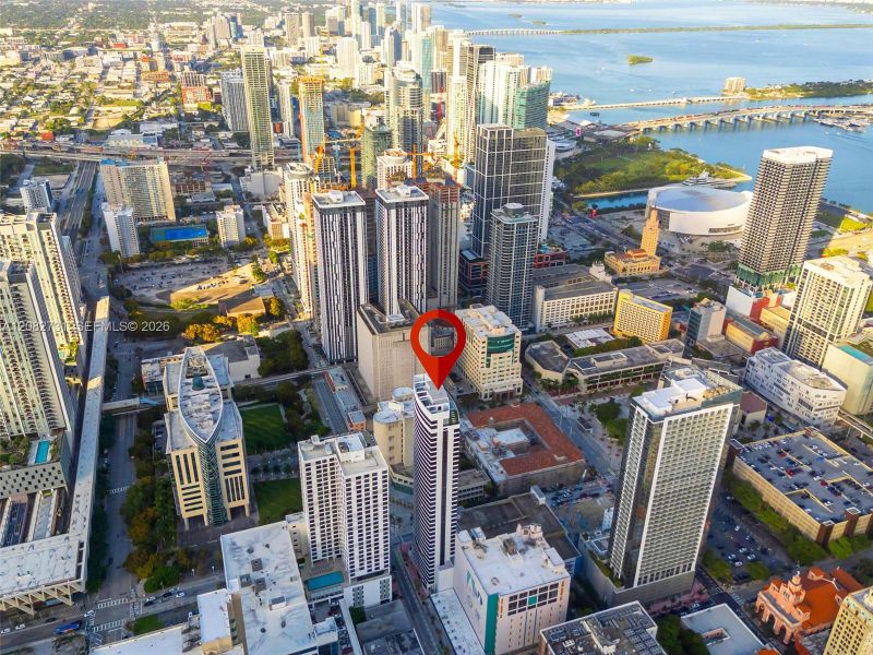 Condo located in Miami, FL showcasing its design and architecture (Image 33).