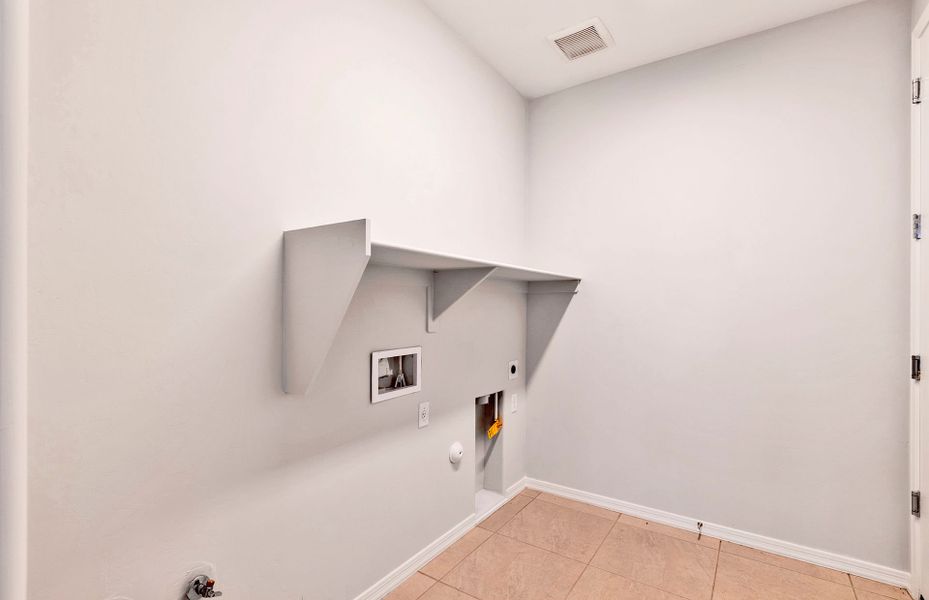 Spacious, unfurnished interior of a new home in Del Webb at Rocking K, Tucson (Image 15).