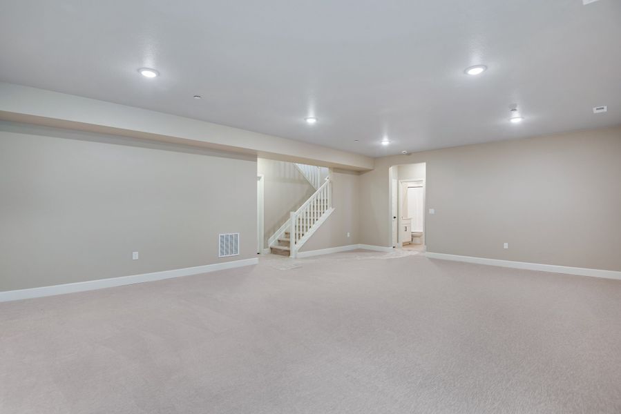 Spacious, unfurnished interior of a new home in Reunion, Commerce City (Image 25).