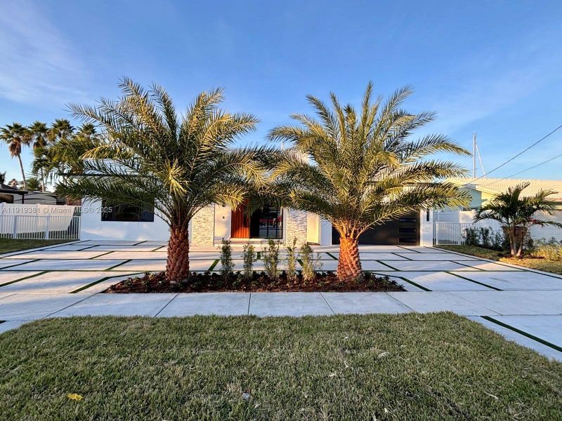 Exterior details and patio area of a home in , Deerfield Beach (Image 17).
