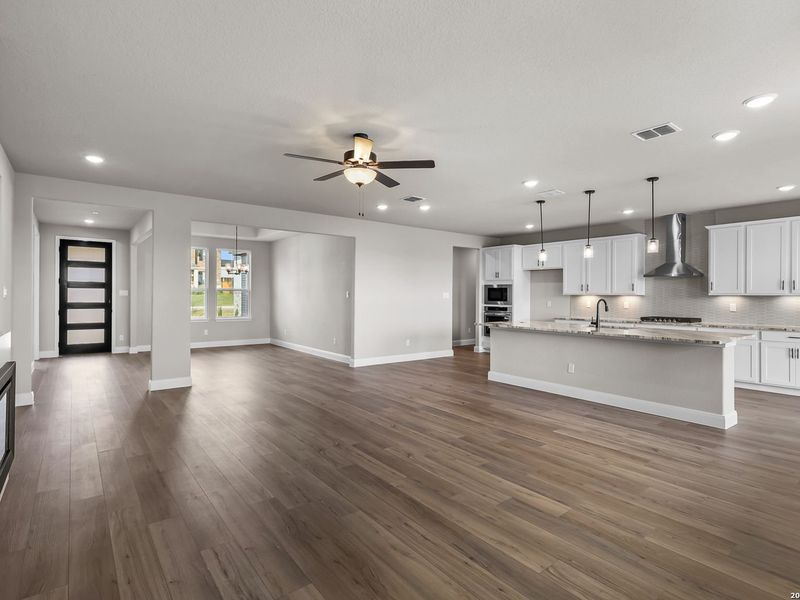 Spacious, unfurnished interior of a new home in Potranco Oaks, Castroville (Image 26).