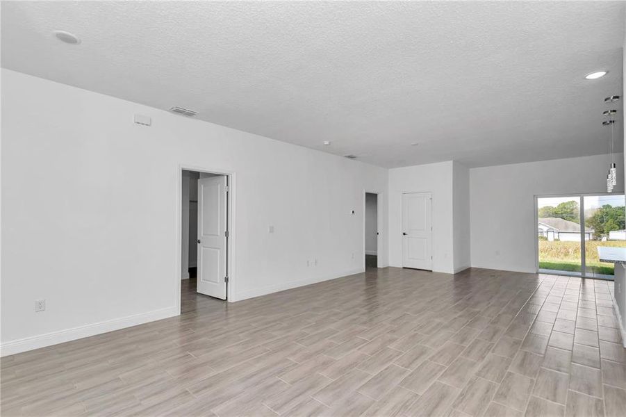 Spacious, unfurnished interior of a new home in , Citrus Springs (Image 30).