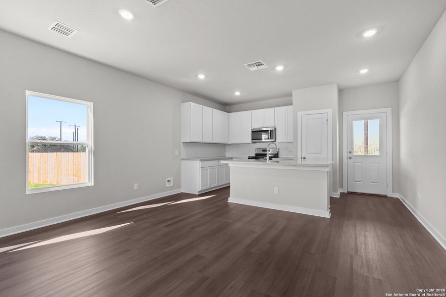 Spacious, unfurnished interior of a new home in Garden Grove, Schertz (Image 14).