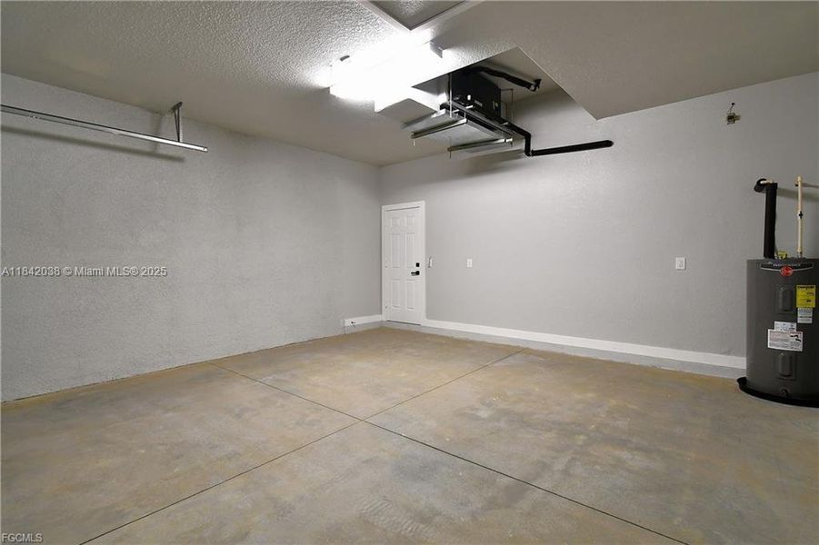 Spacious, unfurnished interior of a new home in , Lehigh Acres (Image 25).