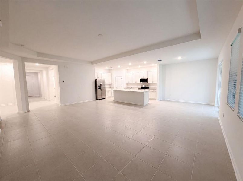 Spacious, unfurnished interior of a new home in Meadow Pointe, Groveland (Image 14).