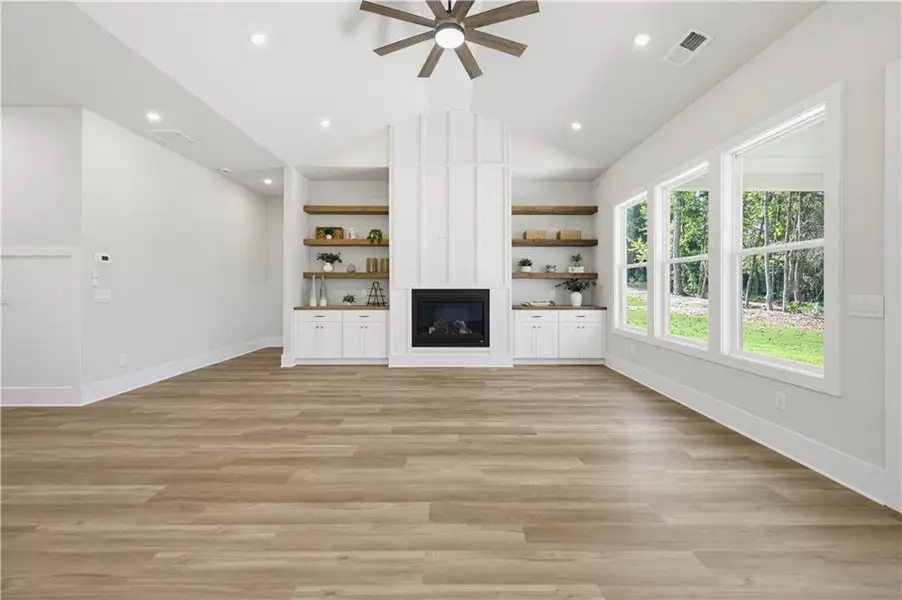 Spacious, unfurnished interior of a new home in , Gainesville (Image 18).