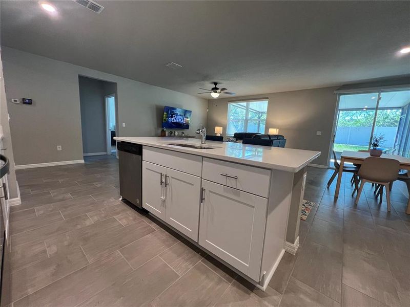 Kitchen Island/Breakfast Bar