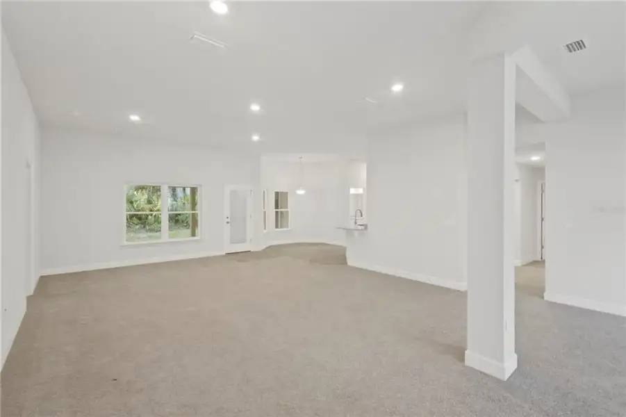 Spacious, unfurnished interior of a new home in Royal Highlands, Weeki Wachee (Image 14).