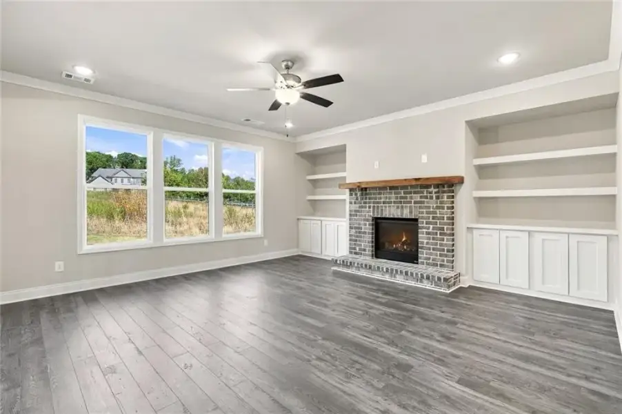 Spacious, unfurnished interior of a new home in , Gainesville (Image 12).