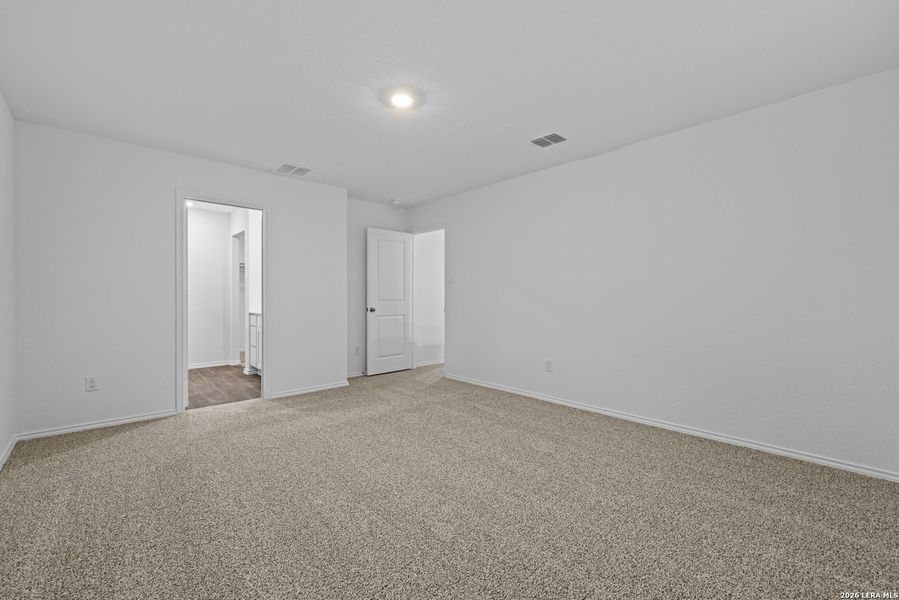 Spacious, unfurnished interior of a new home in Avenida, Converse (Image 20).