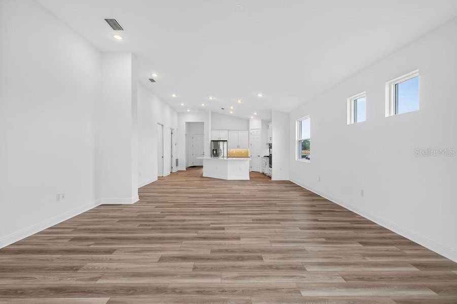 Spacious, unfurnished interior of a new home in Lakes of Mount Dora, Mount Dora (Image 36).