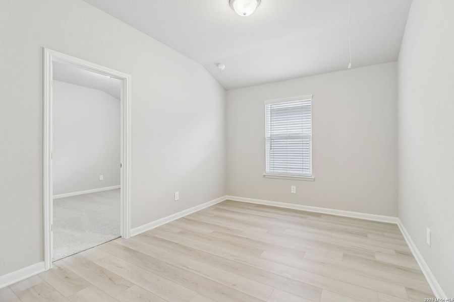Spacious, unfurnished interior of a new home in Thomas Pond, San Antonio (Image 34).