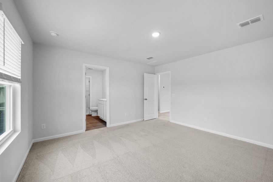 Spacious, unfurnished interior of a new home in , Summerville (Image 23).
