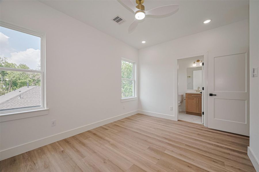 Spacious, unfurnished interior of a new home in , Houston (Image 33).