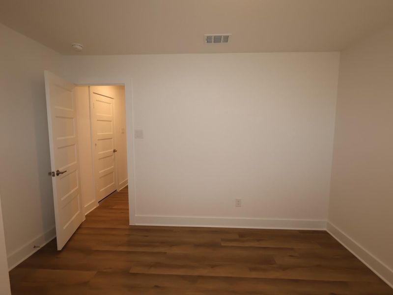 Spacious, unfurnished interior of a new home in Hallimore Ranch, Rosenberg (Image 22).
