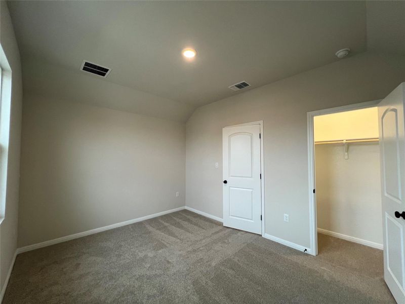 Spacious, unfurnished interior of a new home in Rolling Glen, Hutto (Image 15).
