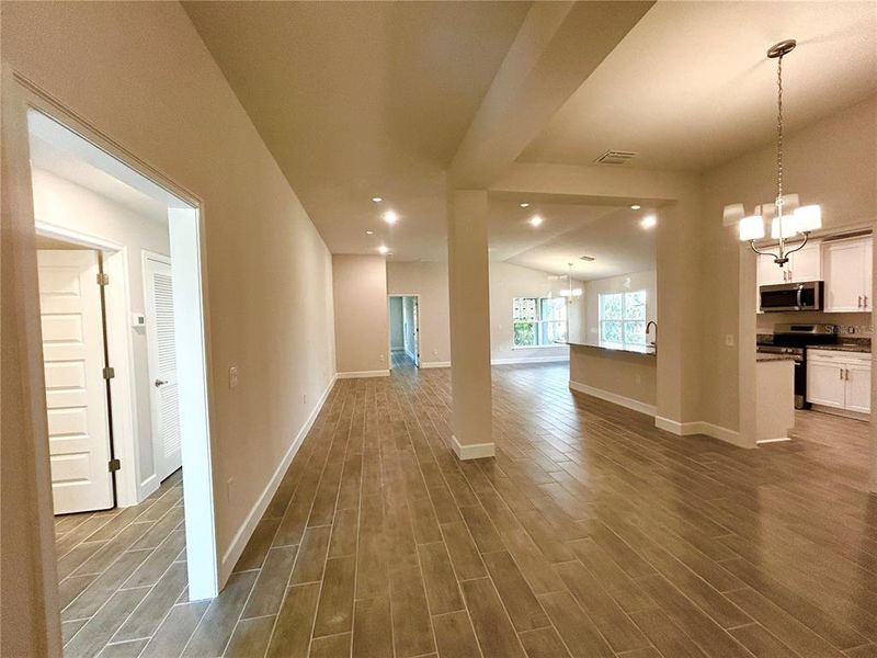 Spacious, unfurnished interior of a new home in Port Charlotte, Punta Gorda (Image 11).
