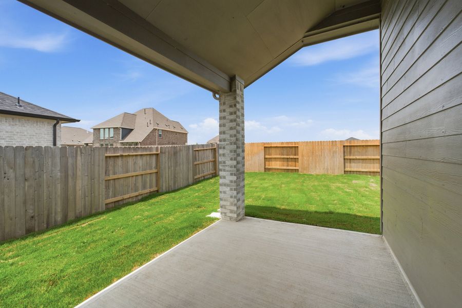 Exterior details and patio area of a home in Ashland, Angleton (Image 27).