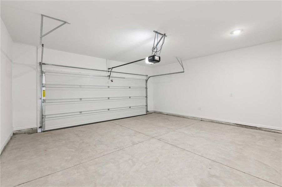 Spacious, unfurnished interior of a new home in Creekside, Dawsonville (Image 37).