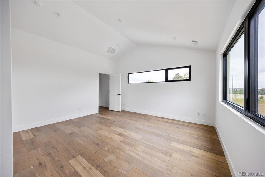 Spacious, unfurnished interior of a new home in , Golden (Image 23).