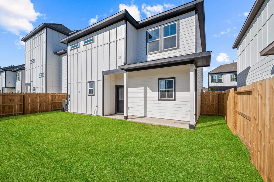 Exterior details and patio area of a home in Metro Village, Houston (Image 19).