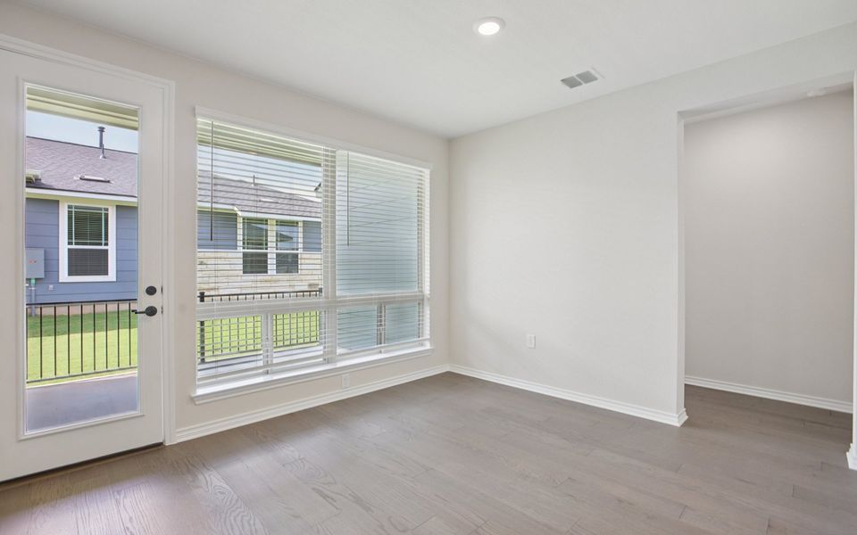Spacious, unfurnished interior of a new home in Kissing Tree, San Marcos (Image 15).