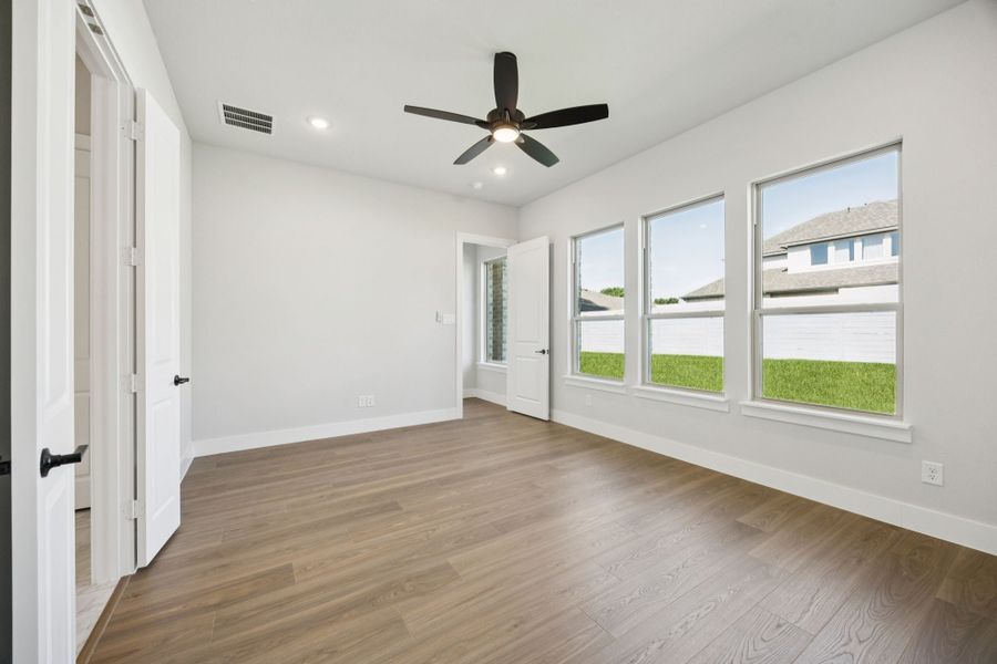 Spacious, unfurnished interior of a new home in Painted Tree Lakeside, McKinney (Image 21).
