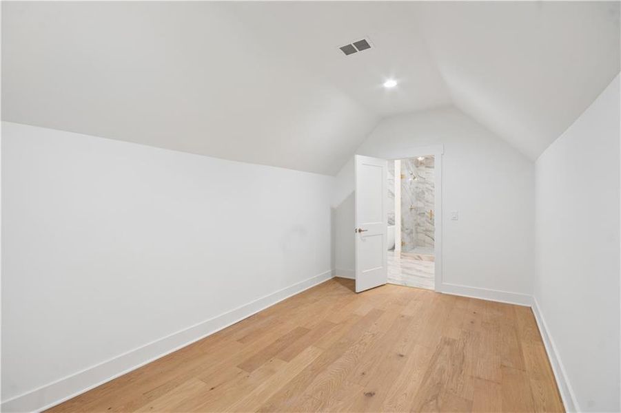 Spacious, unfurnished interior of a new home in , Alpharetta (Image 45).