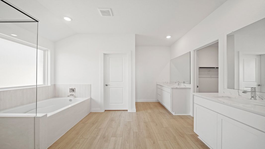 Furnished interior view inside a new home in Riverside Estates, Mont Belvieu (Image 11).