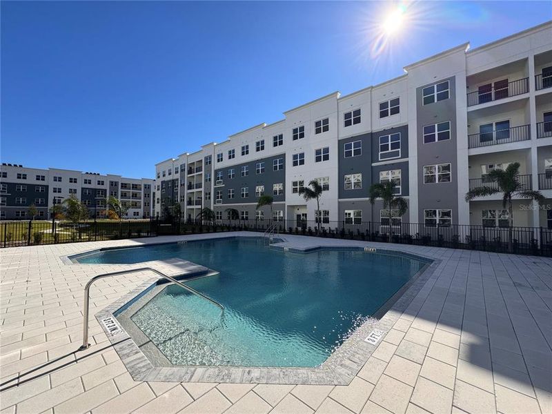Condo located in Orlando, FL showcasing its design and architecture (Image 4).