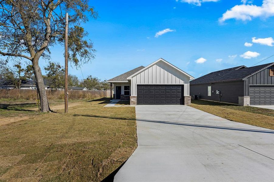 Front exterior of a new home in , Itasca, TX, highlighting curb appeal (Image 1). Front exterior of a new home in , Itasca, TX, highlighting curb appeal (Image 1).