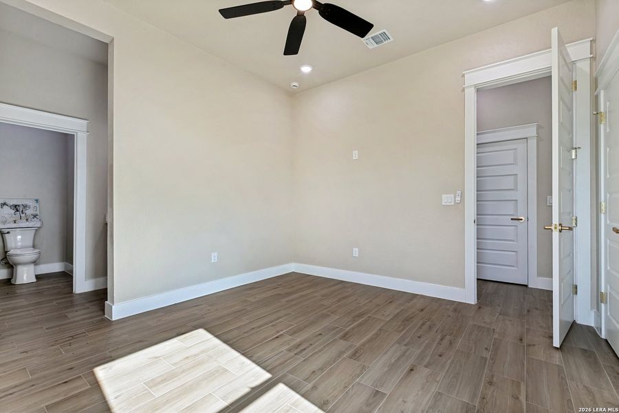 Spacious, unfurnished interior of a new home in , La Vernia (Image 21).