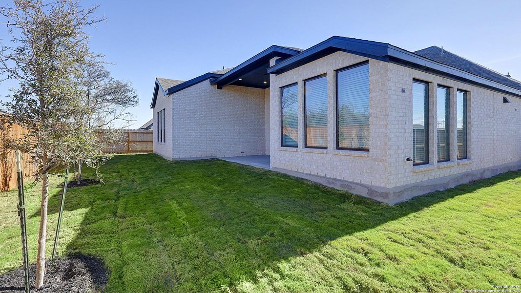 Exterior details and patio area of a home in Vida 50', San Antonio (Image 4).