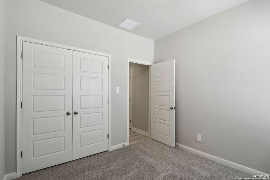 Spacious, unfurnished interior of a new home in Thomas Pond, San Antonio (Image 28).
