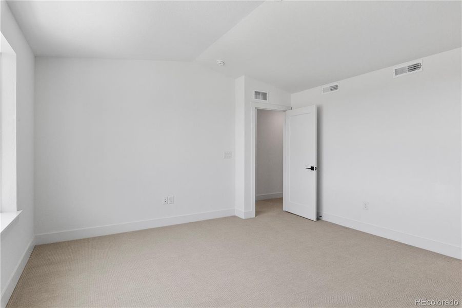 Spacious, unfurnished interior of a new home in Dillon Pointe - Skyview, Broomfield (Image 17).