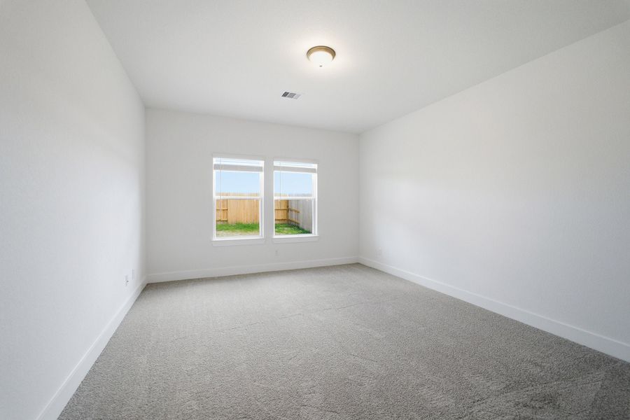Spacious, unfurnished interior of a new home in Bay Creek, Baytown (Image 24).