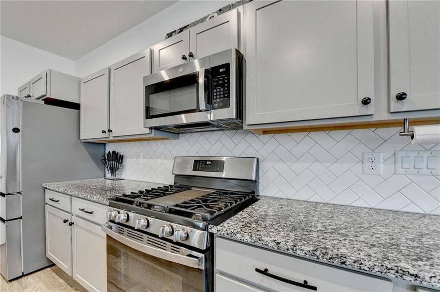 Furnished interior view inside a new home in Sweetbay Farm, Lawrenceville (Image 8).