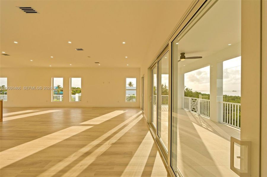 Spacious, unfurnished interior of a new home in , Tavernier (Image 25).