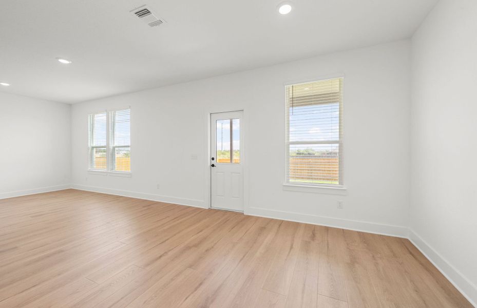 Spacious, unfurnished interior of a new home in Crosswinds, Kyle (Image 20).