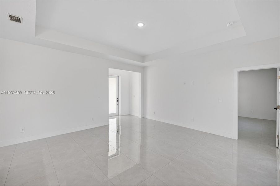Spacious, unfurnished interior of a new home in , Lehigh Acres (Image 19).