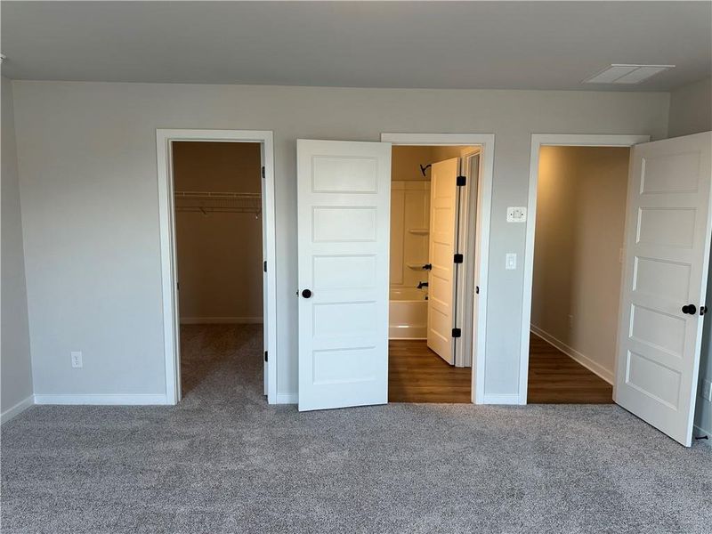 Spacious, unfurnished interior of a new home in Rosewood Lake Preserve, Hoschton (Image 18).
