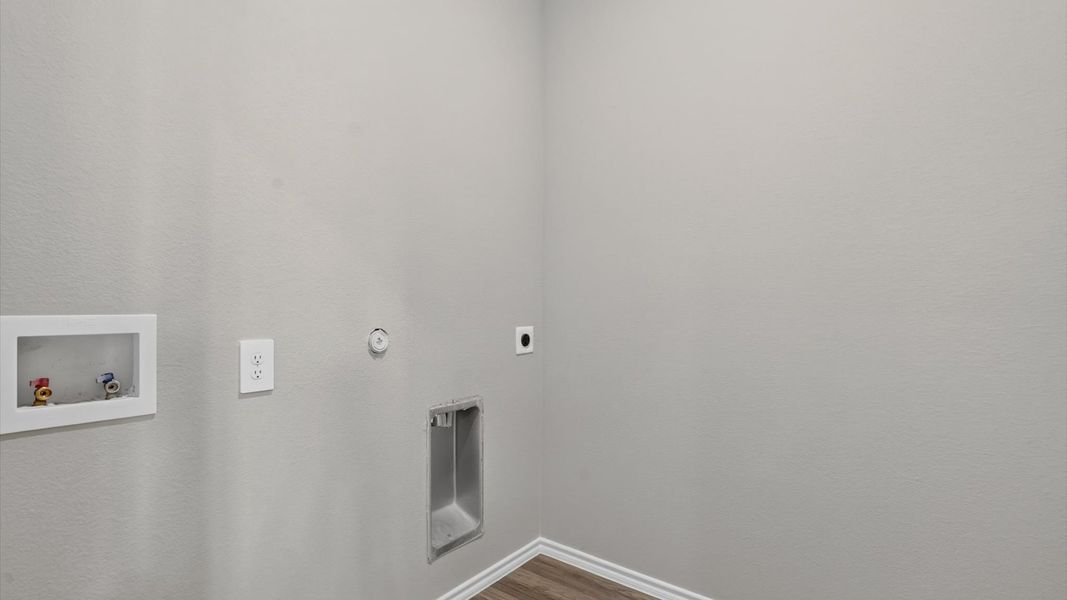 Spacious, unfurnished interior of a new home in Saratoga, Granbury (Image 27).