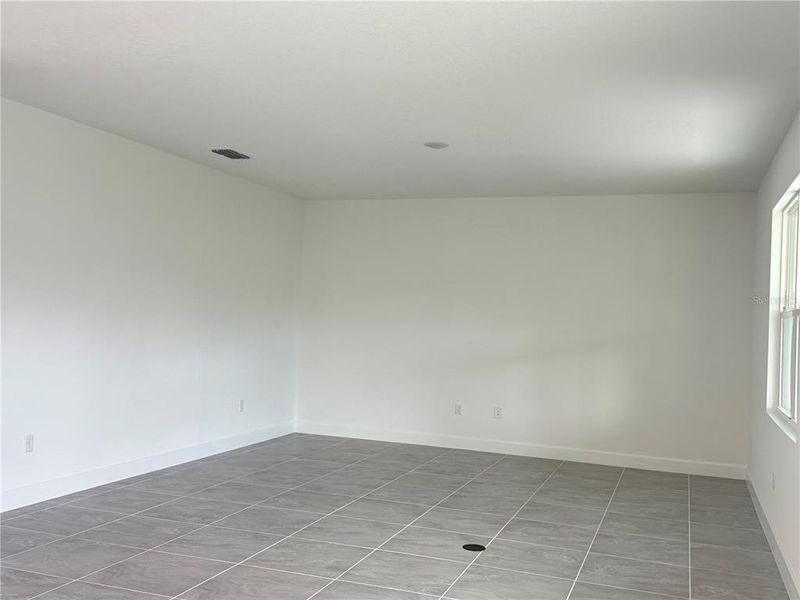 Spacious, unfurnished interior of a new home in Oakview, Apopka (Image 8).